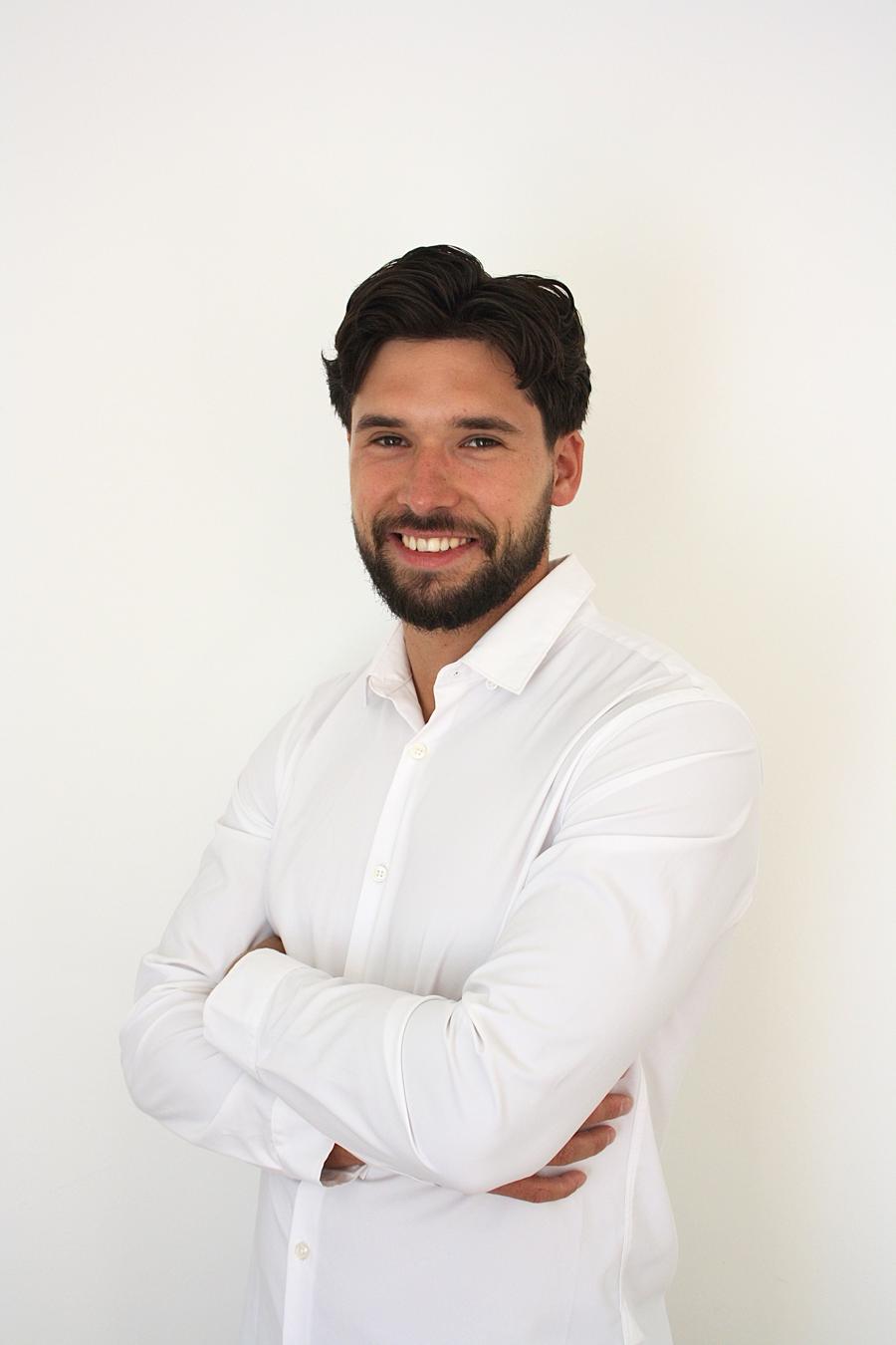 Can Yildiz im weißen Hemd
